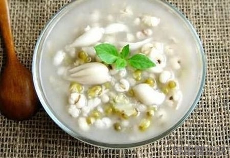 粉刺痘痘食譜：枇杷葉菊花薏苡仁粥